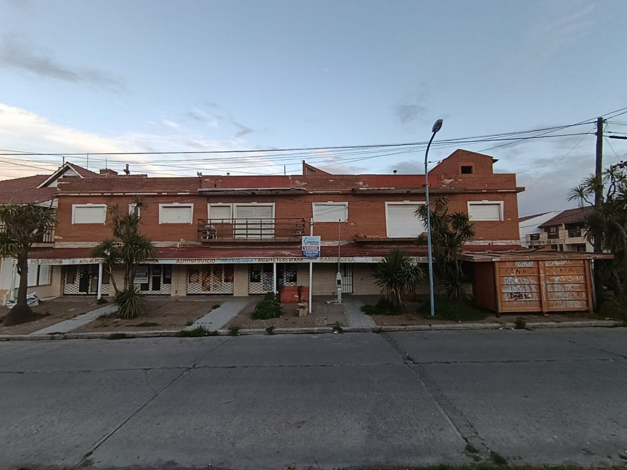 Centro comercial de 3 locales y 3 departamentos a 100 metros de la playa y balneario Honu Beach